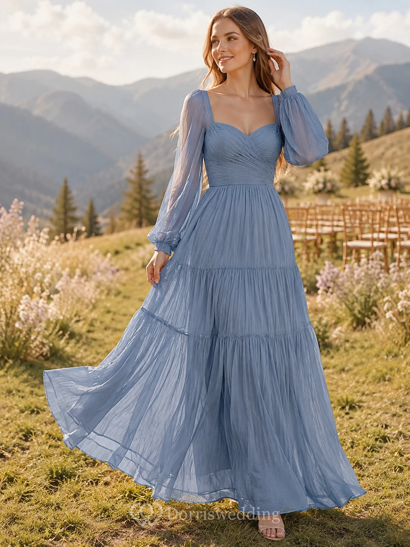 Schieferblaues, gestuftes Chiffon-Gästekleid mit eckigem Ausschnitt, Poetenärmeln und Poetenärmeln