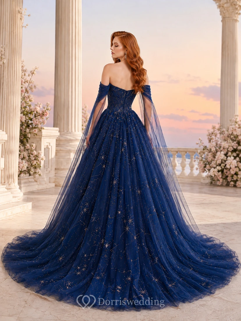 Lujoso vestido de gala azul marino con capa ilusión de hombros descubiertos y lentejuelas de tul estilo hada. view 2