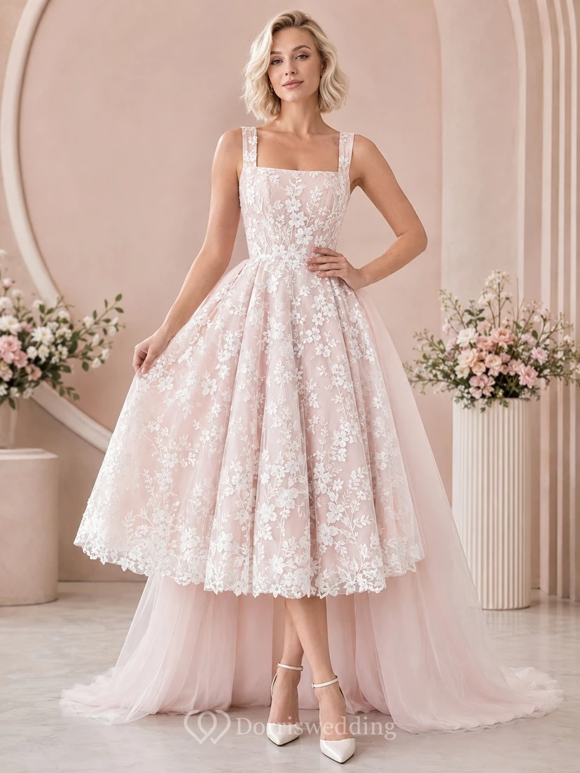 Ärmelloses, hochgeschlossenes Brautkleid aus Spitze in zartem Rosa mit eckigem Ausschnitt und mehreren Lagen