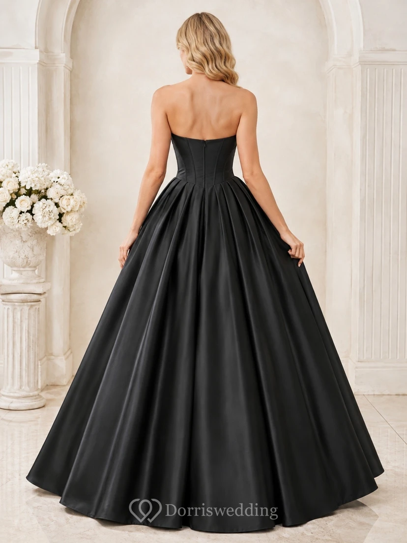 Vestido de gala negro de satén sin tirantes con escote corazón y largo hasta el suelo. view 2