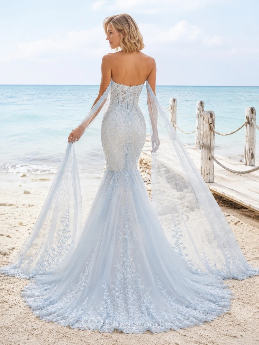 Luxuriöses, trägerloses, herzförmiges Brautkleid aus Spitze in Staubblau mit Meerjungfrauenschnitt und Schleppe für den Strand view 2
