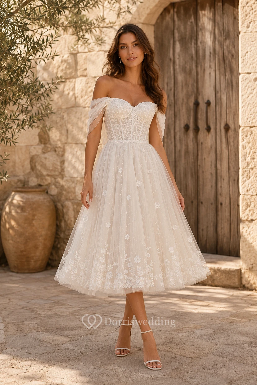 Robe de mariée mi-longue en dentelle à épaules dénudées et jupe en tulle