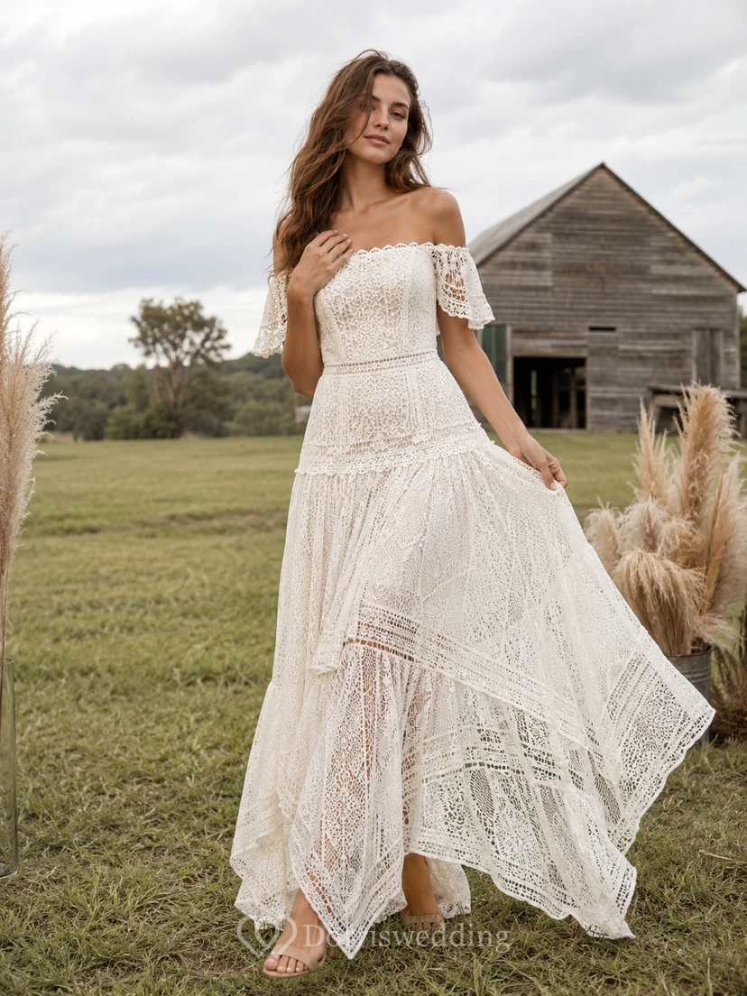 Vestido de novia bohemio campestre con encaje de ganchillo y hombros descubiertos, corte asimétrico.