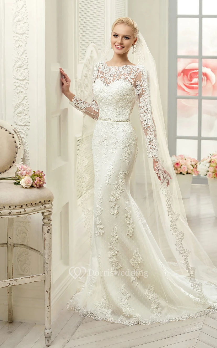 Vestido largo ajustado de encaje con escote barco, manga larga, espalda en V profunda, apliques y joyas en la cintura.