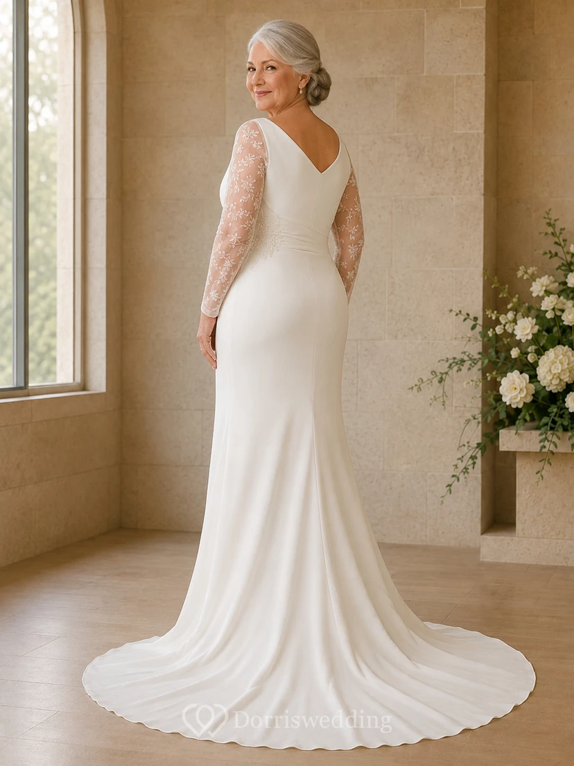 Robe de mariée élégante grande taille pour mariées plus âgées, col bénitier, manches illusion en dentelle, fourreau en satin, manches longues, col drapé, coupe fourreau. view 2