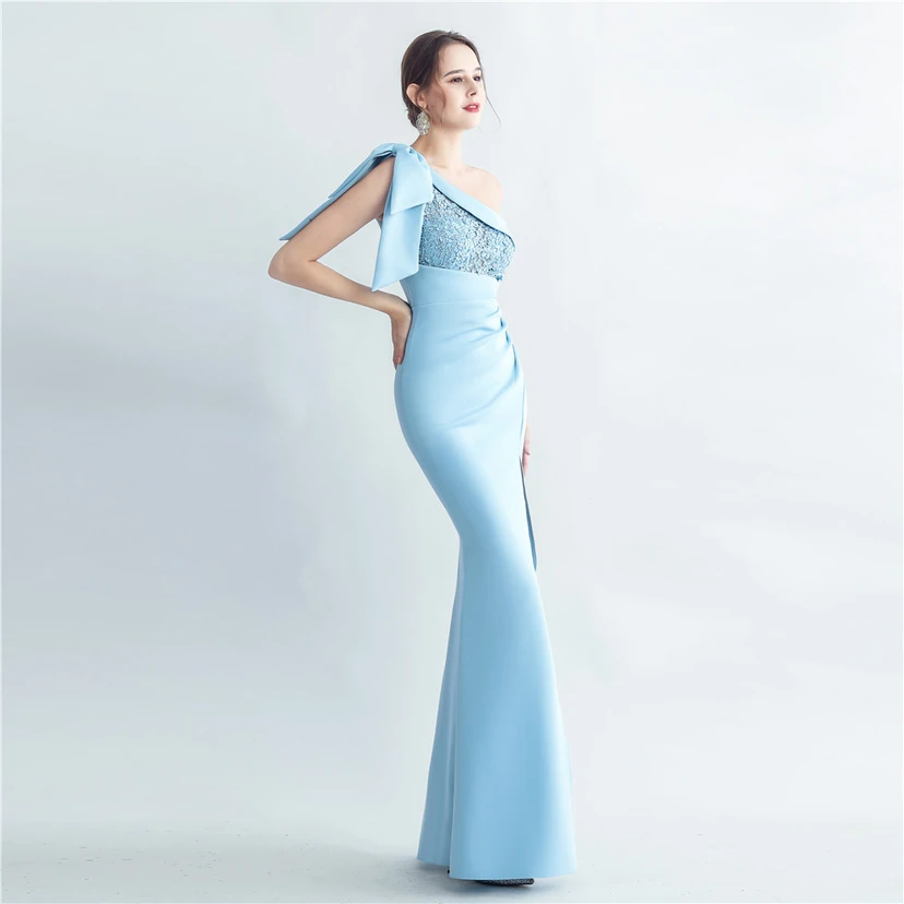 Elegantes Abendkleid aus Spitze mit Strassbesatz, Perlenverzierungen, schräger Schulterpartie, römischem Kragen und Seitenschlitz view 22