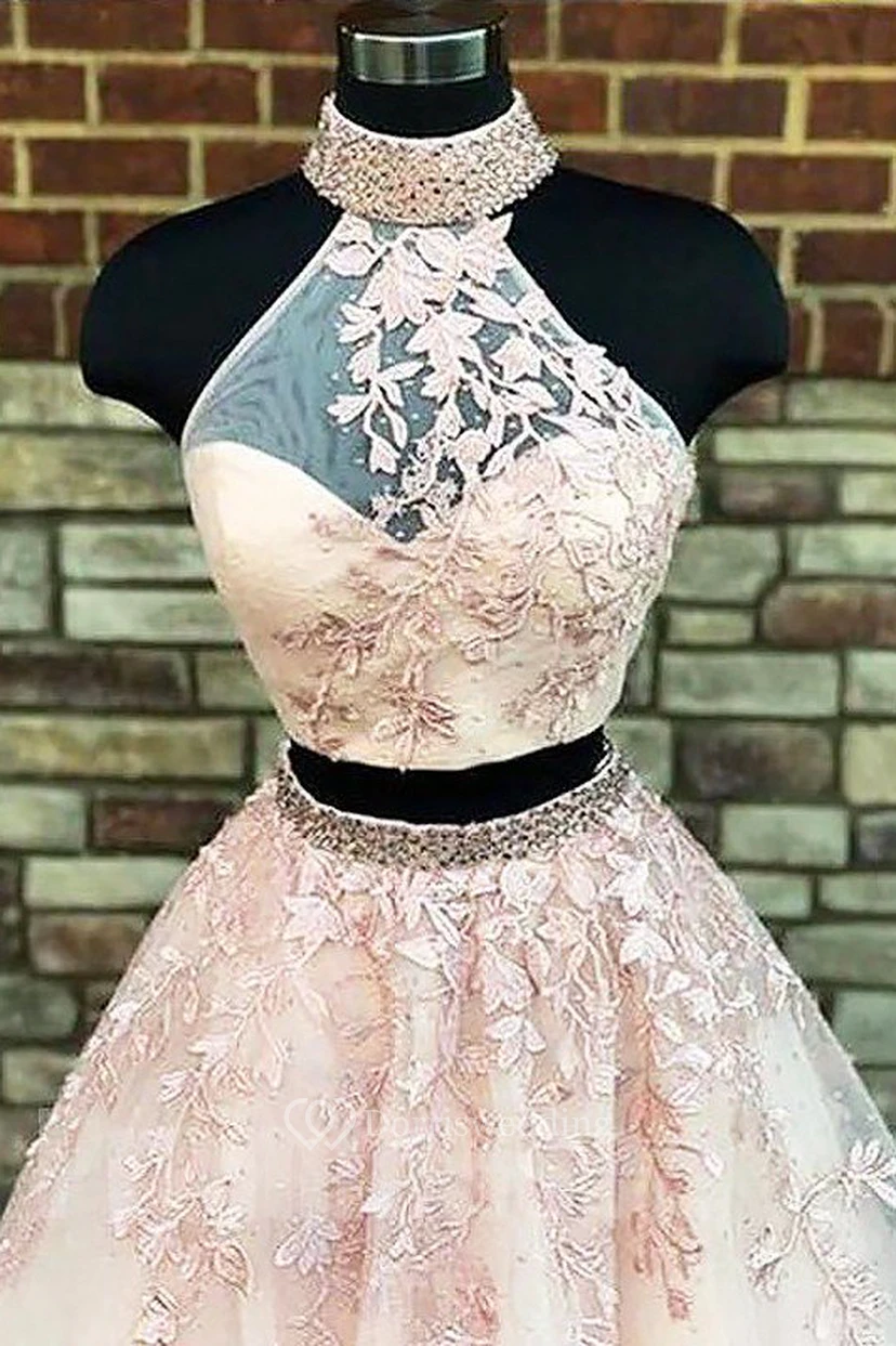 Ärmelloses A-Linien-Kleid aus Spitze und Tüll mit hohem Kragen und Schlüssellochausschnitt view 2