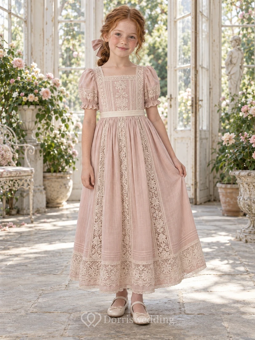 Vestido de niña de flores rosa vintage con escote cuadrado, corte en A, mangas abullonadas de encaje y paneles insertados, largo hasta los tobillos.