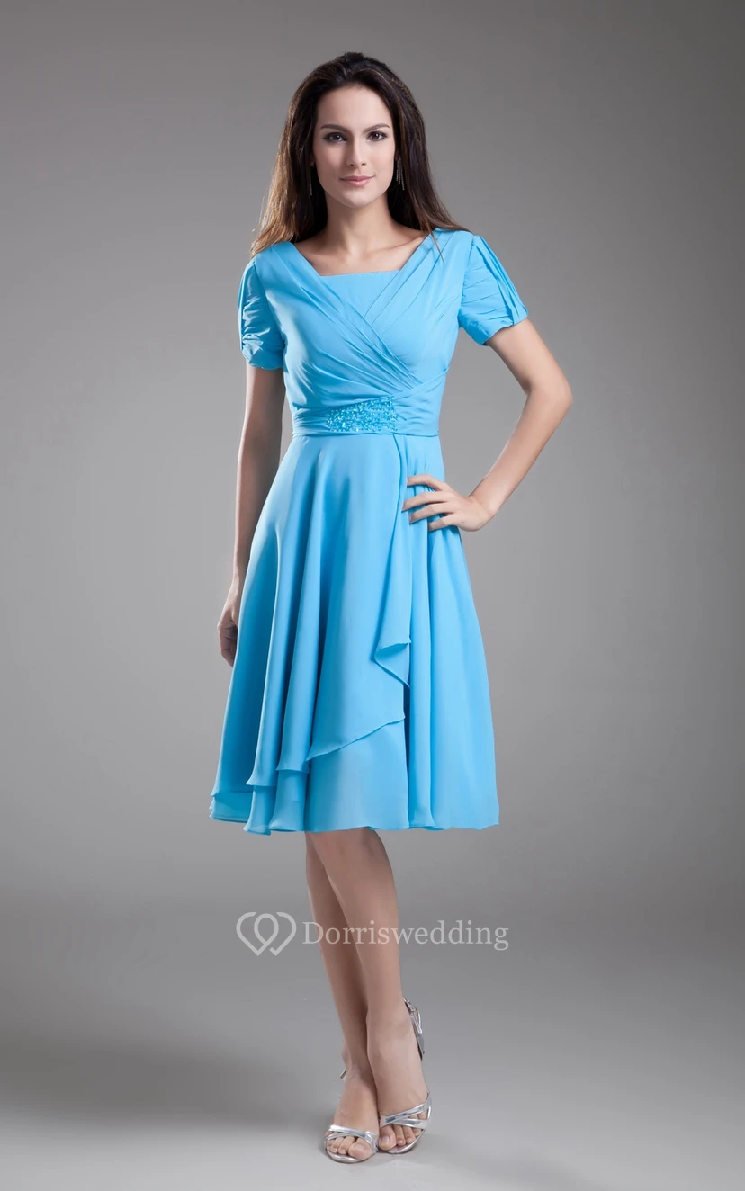 Robe à manches courtes plissée, col carré et longueur genou