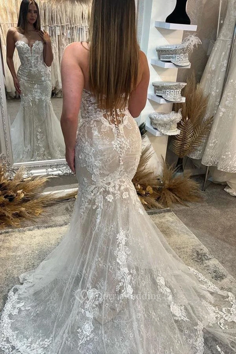 Robe de mariée sirène sexy en tulle et dentelle appliquée, décolleté cœur view 2