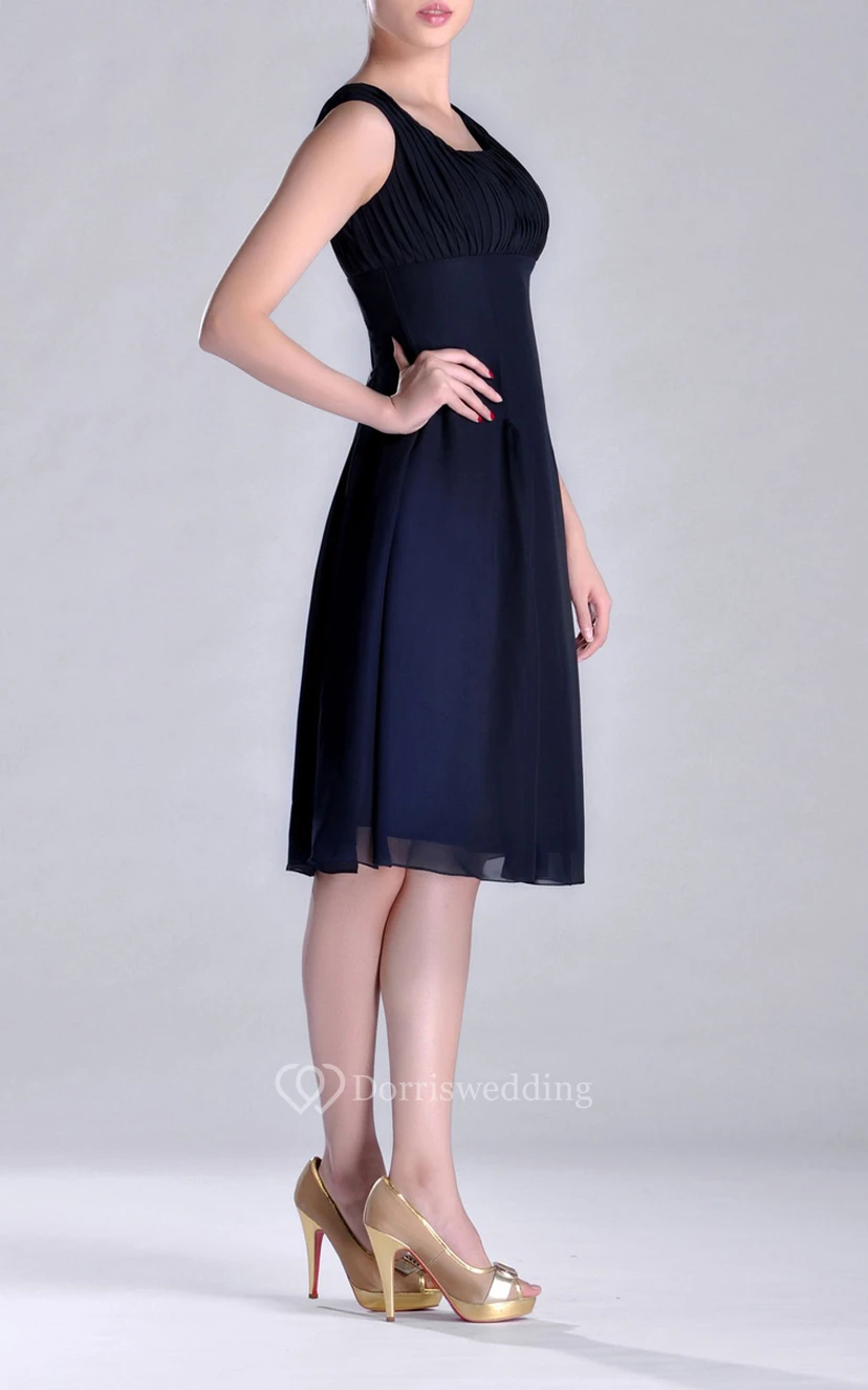 Robe de demoiselle d'honneur en mousseline plissée, coupe trapèze, longueur genou, décolletée et plissée view 3