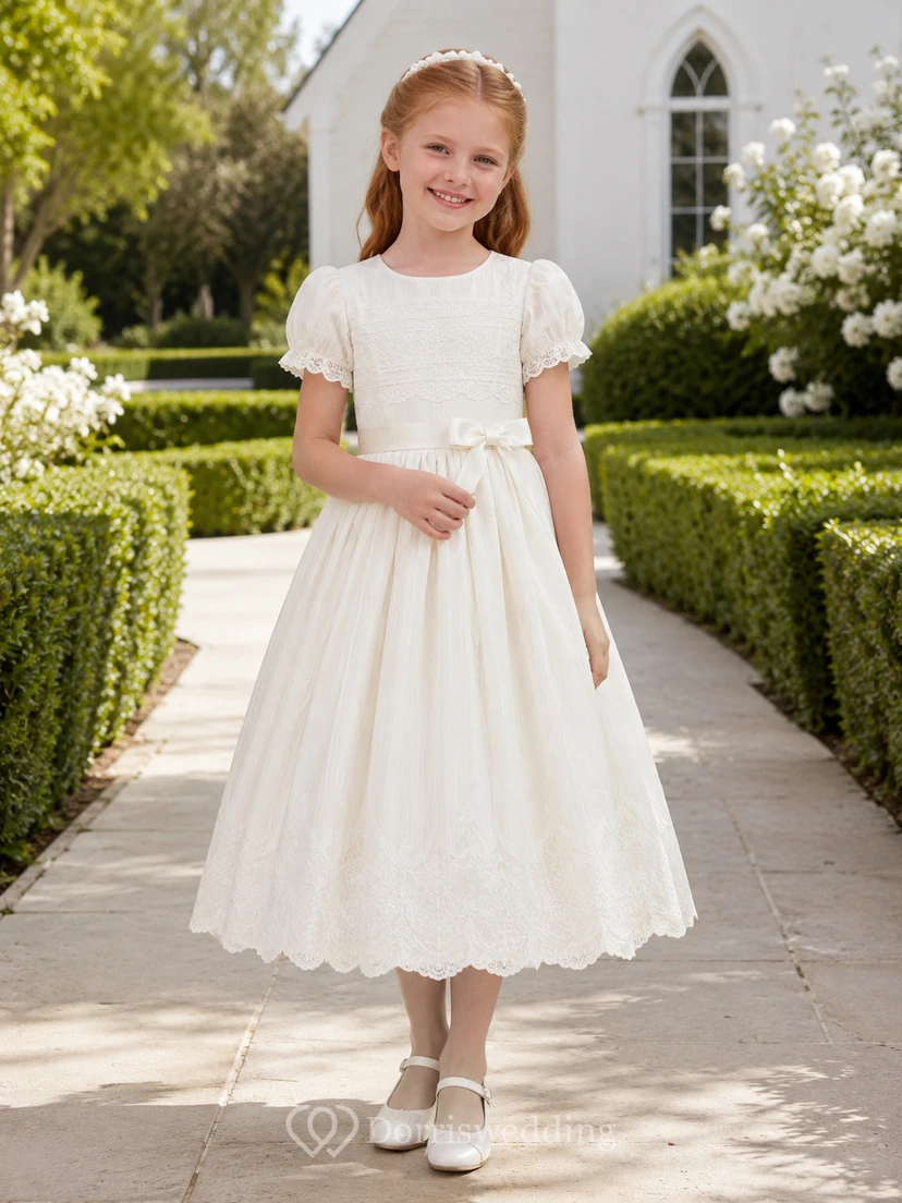 Robe de première communion en dentelle, col rond, manches bouffantes et longueur thé
