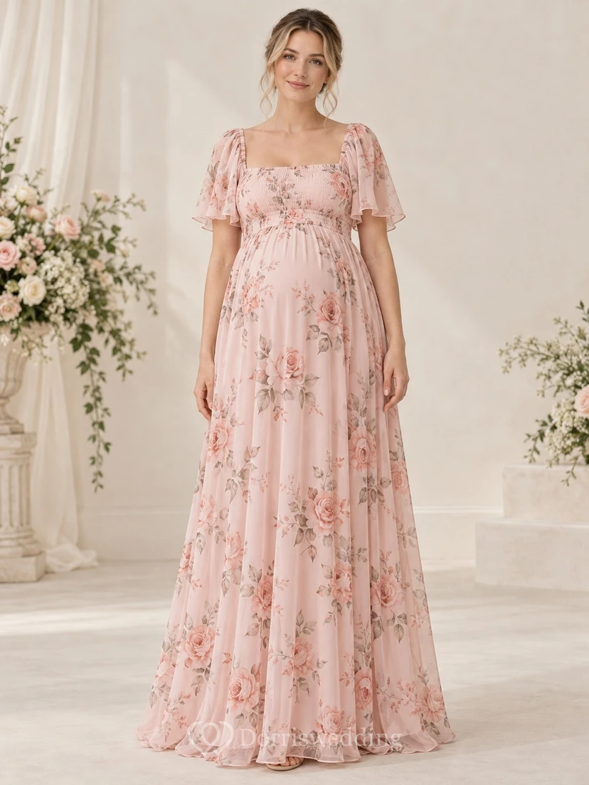 Vestido de dama de honor de gasa rosa con estampado floral, cuello cuadrado, mangas con volantes y corte imperio hasta el suelo.