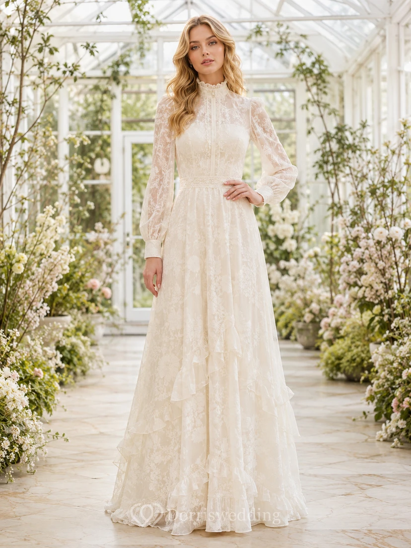 Robe de mariée trapèze en mousseline de soie et dentelle, col montant, manches longues, style poète