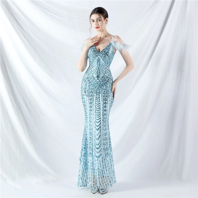 Robe de soirée haut de gamme ornée de perles florales et de plumes d'autruche. view 2
