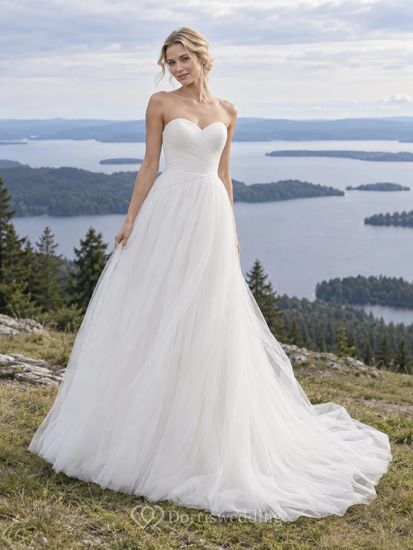 Vestido de novia romántico sin tirantes de tul con escote corazón, corte en A, corpiño fruncido y cintura inclinada.