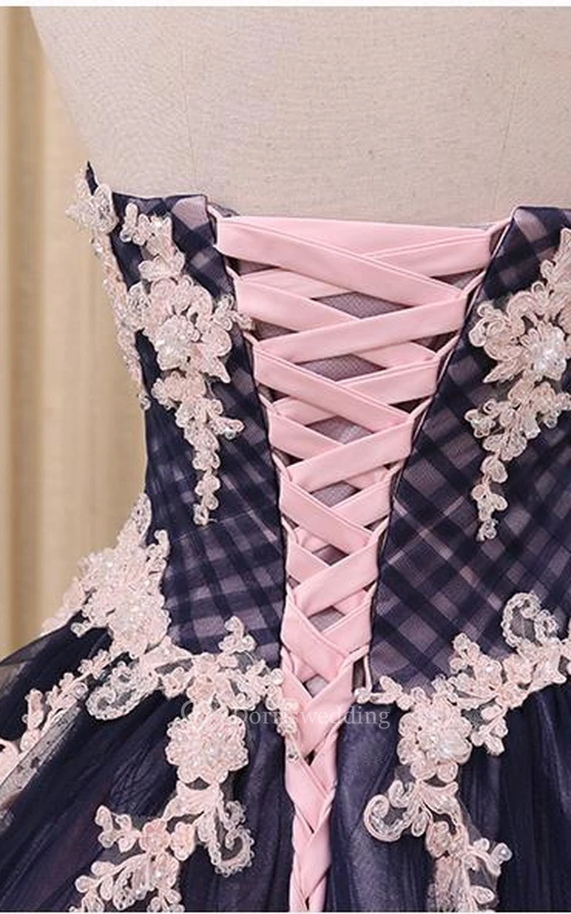 Vestido de gala de corte A, largo hasta el suelo, escote corazón, sin mangas, con apliques de campana, cola de corte, espalda tipo corsé y encaje de tul. view 4