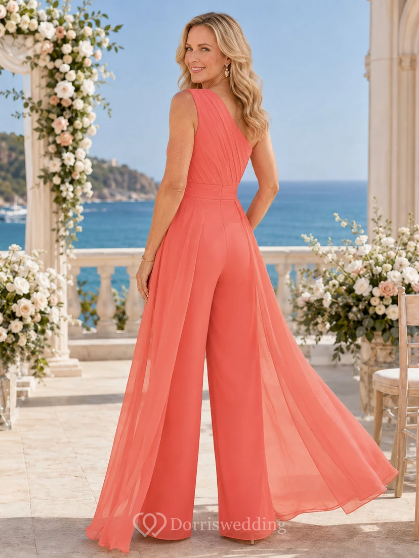 Korallenfarbener, moderner, ärmelloser Chiffon-Jumpsuit mit One-Shoulder-Schnitt und weitem Bein, drapiertem Überrock – formelles Outfit für die Mutter der Braut an einem Reiseziel view 2