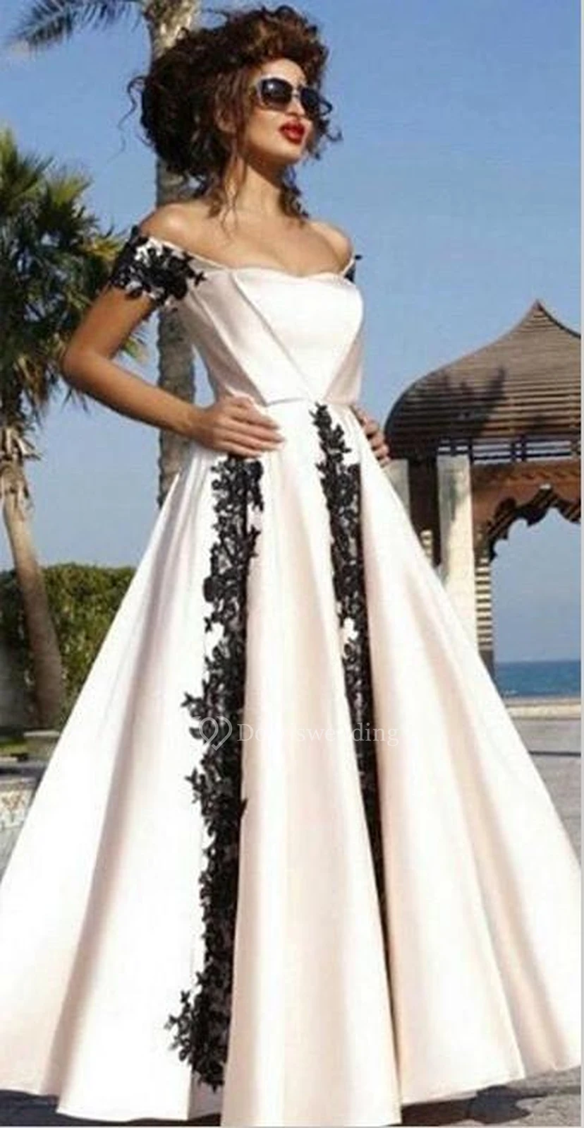 Vestido de noche moderno de corte A con apliques negros y hombros descubiertos.