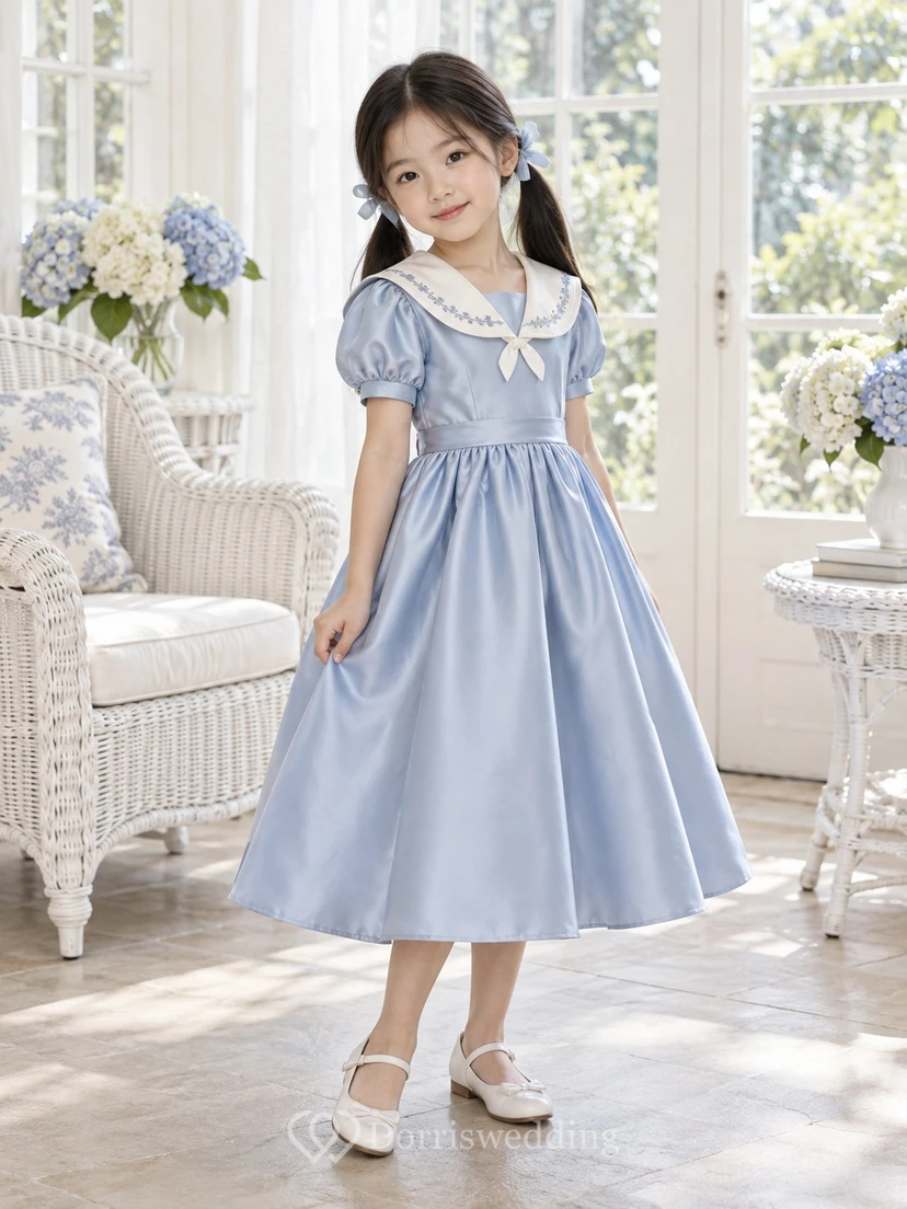 Vestido de niña de flores azul vintage de corte A con mangas abullonadas, cuello marinero y lazo, largo hasta la rodilla.