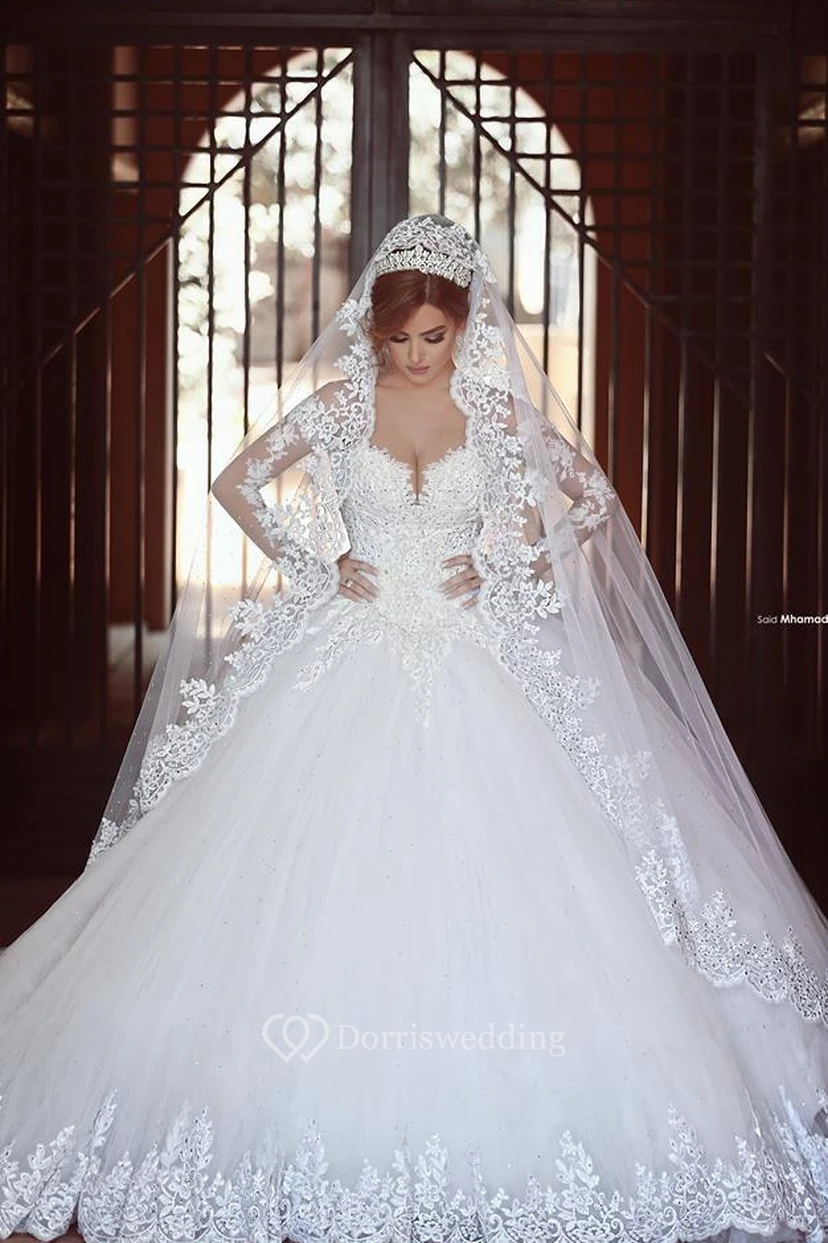 Precioso vestido de novia de gala de encaje con mangas largas y cola en oferta. view 2