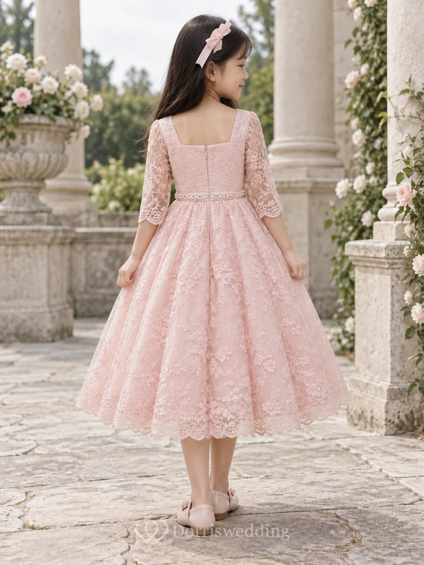 Vestido de niña de flores rosa con escote cuadrado, corte en A, encaje floral, mangas hasta el codo y borde festoneado. view 2
