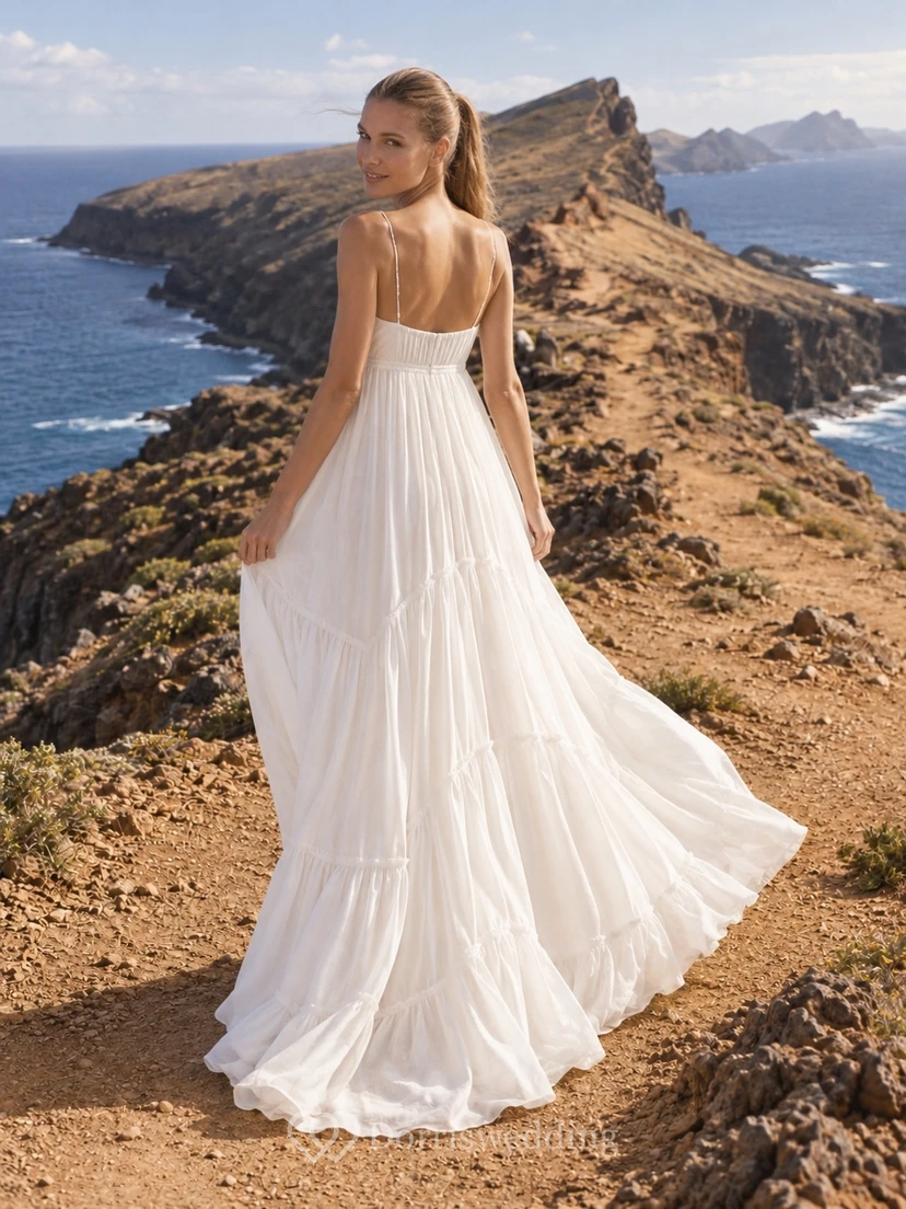 Vestido de novia sencillo de corte A, sin mangas, de voile de algodón con escote drapeado y cola fruncida. view 2