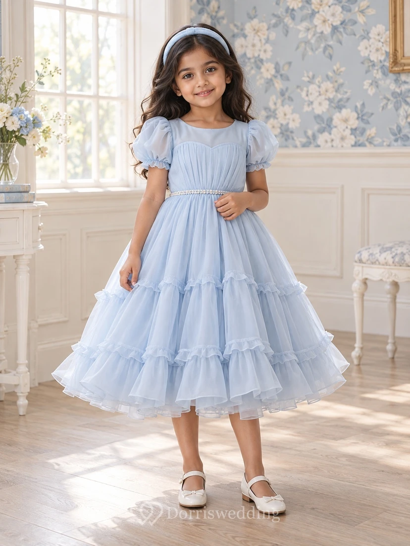Vestido de niña de flores azul modesto de corte A con mangas abullonadas, corpiño plisado y volantes, hasta la rodilla.