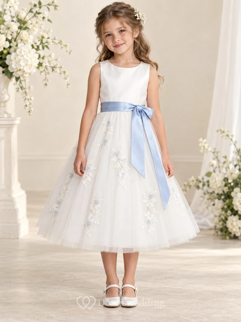 Vestido de niña de flores blanco, modesto, de corte A, con estampado floral y sin mangas, con fajín azul.