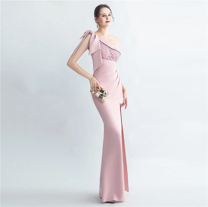 Elegantes Abendkleid aus Spitze mit Strassbesatz, Perlenverzierungen, schräger Schulterpartie, römischem Kragen und Seitenschlitz view 13