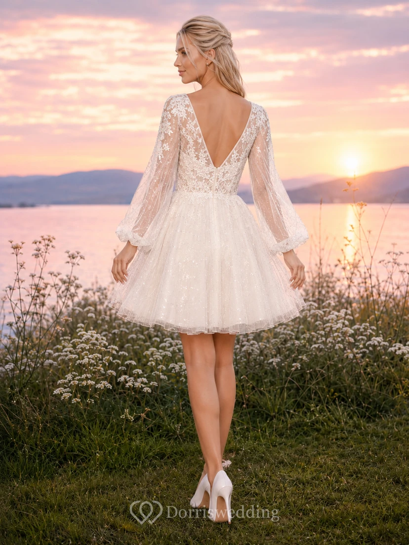 Vestido de novia etéreo de tul con escote en V corto y mangas acampanadas largas estilo hada view 2