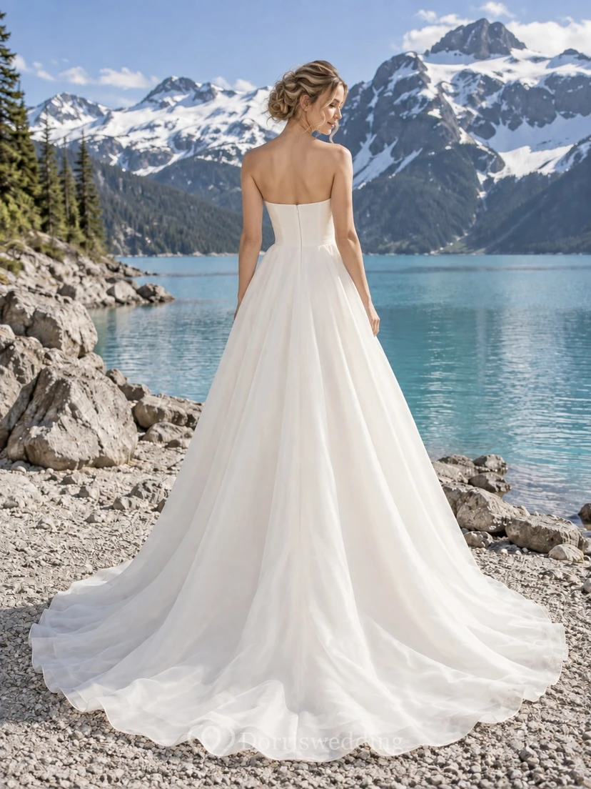 Sencillo vestido de novia palabra de honor de organza con corpiño estructurado y cola redondeada en línea A. view 2