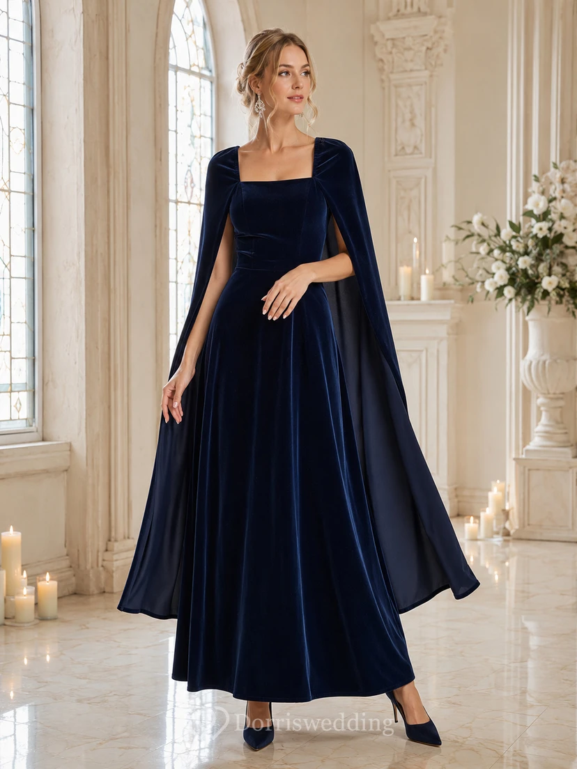 Vestido de invitada azul marino oscuro con cuello cuadrado y mangas largas tipo capa de terciopelo