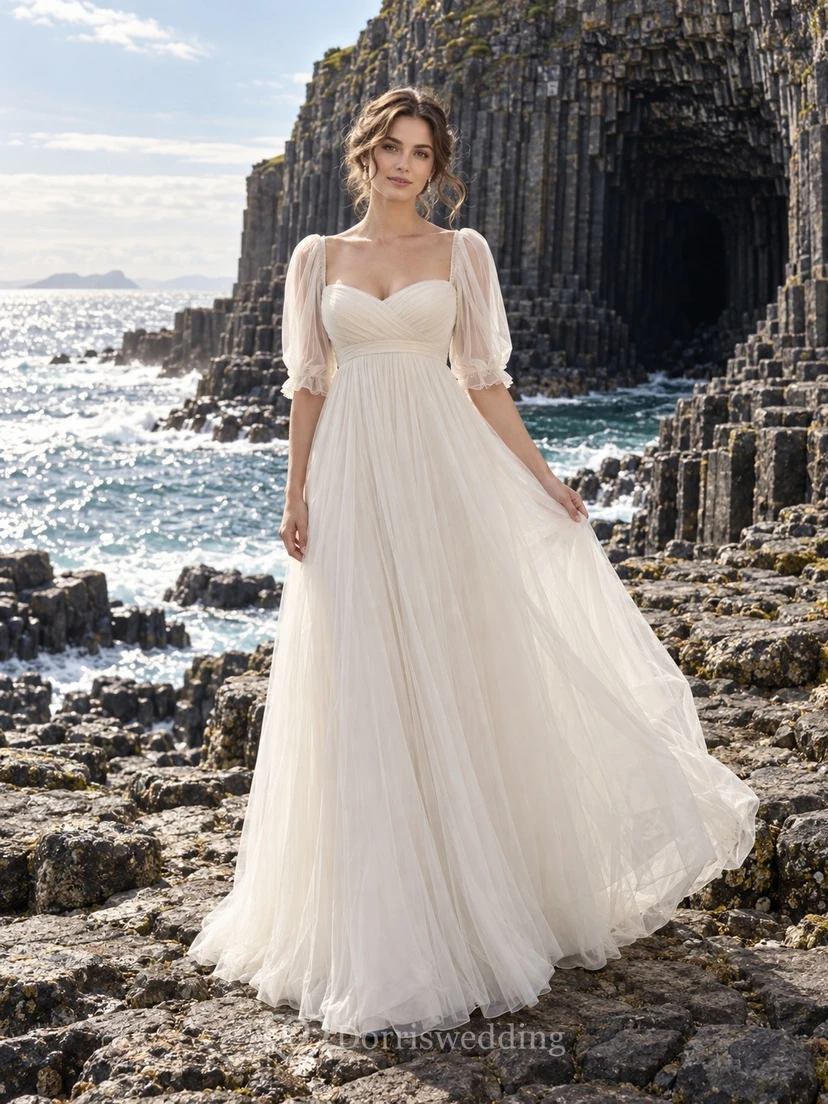 Vestido de novia vintage de corte A con escote corazón, tul, mangas cortas y cola larga.