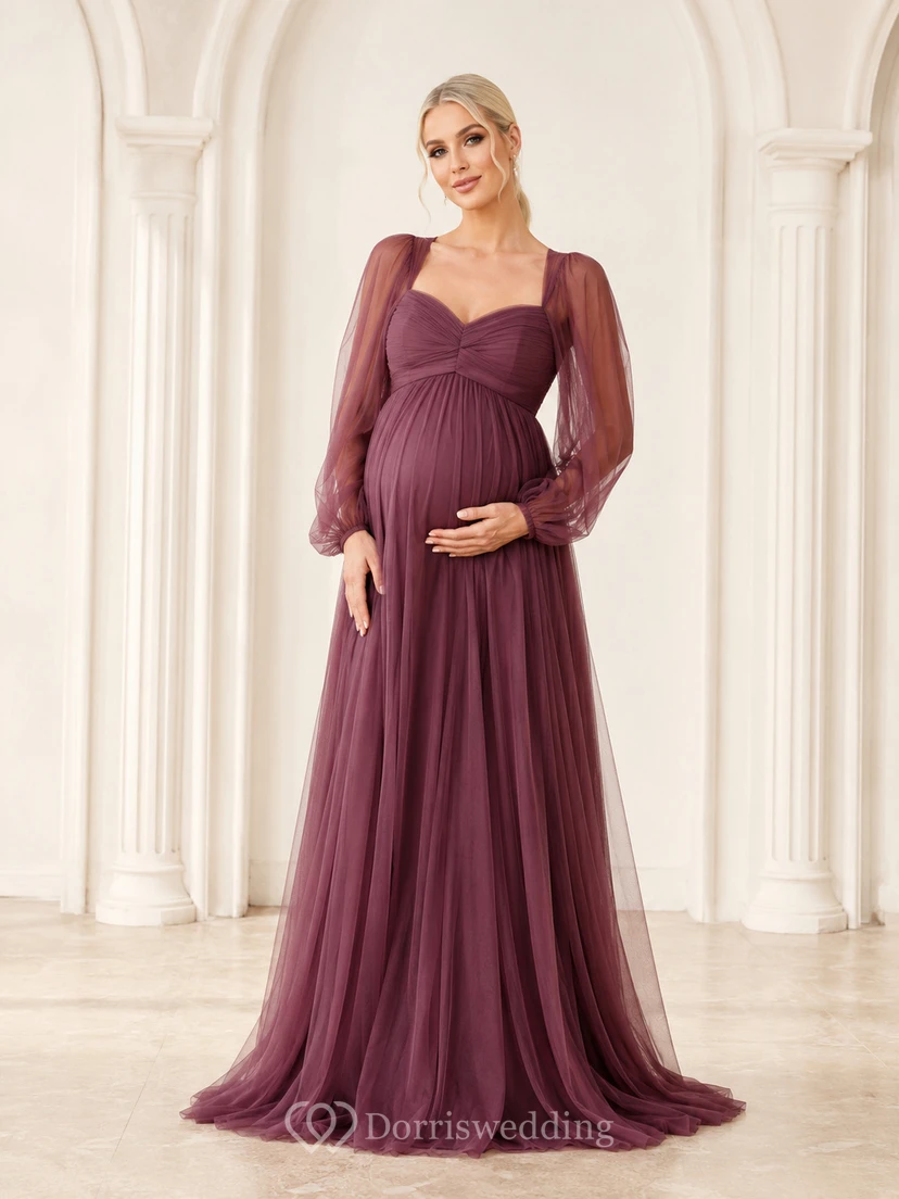 Burgunderfarbenes Umstands-Abendkleid aus Tüll mit eckigem Ausschnitt, Poetenärmeln und Falten