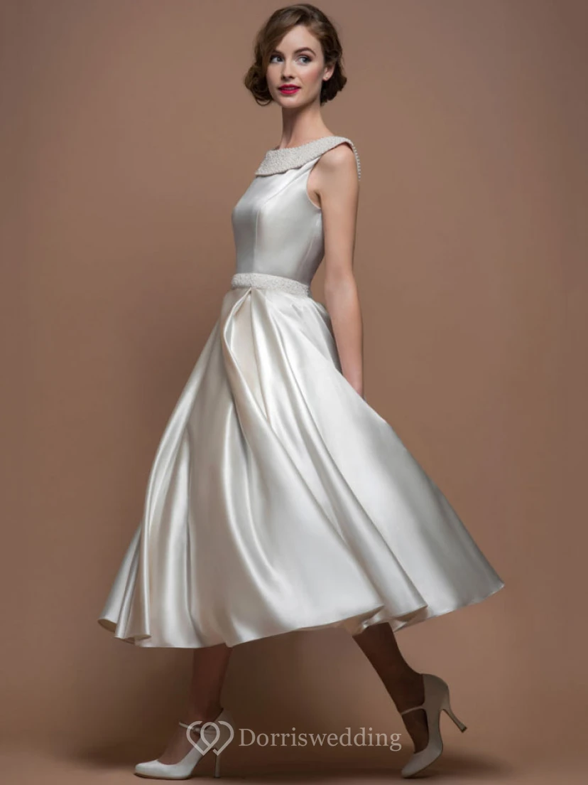 Robe de mariée en satin, coupe trapèze, décolleté rond, longueur thé, ornée de perles et dos en V view 3