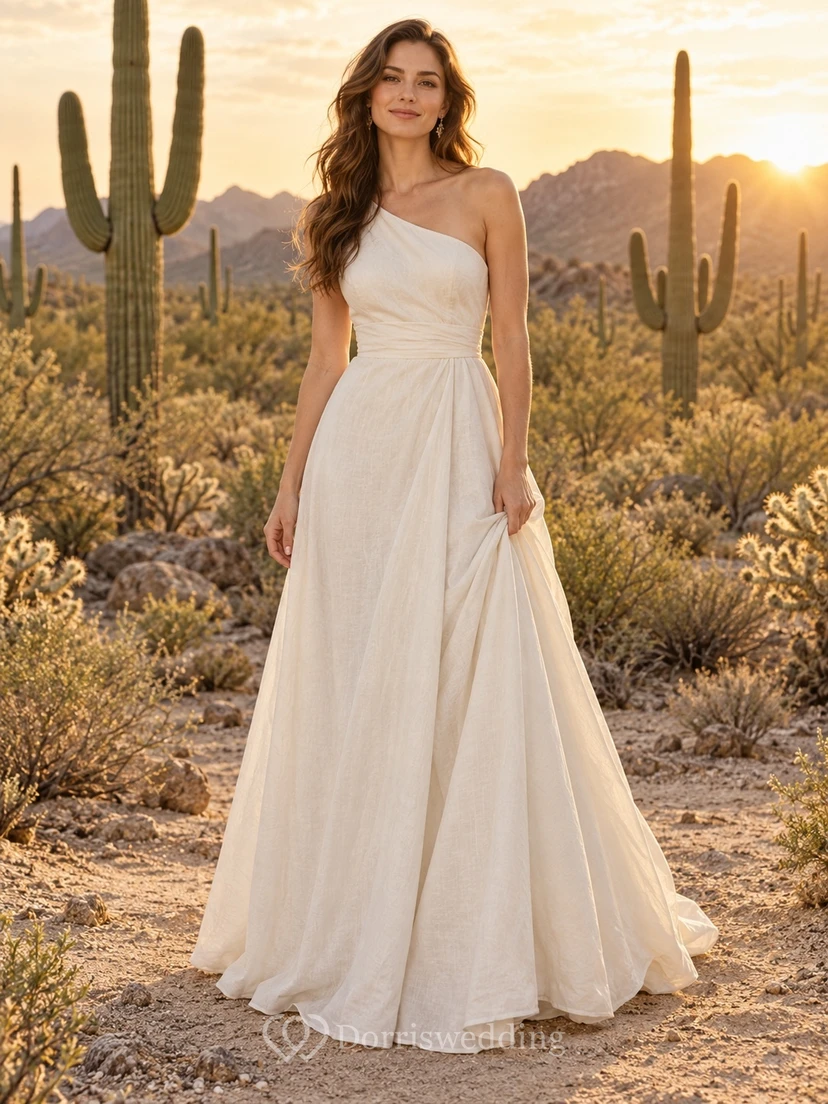 Vestido de novia sencillo de corte A, asimétrico, sin mangas, de lino con un solo hombro y drapeado, largo hasta el suelo.