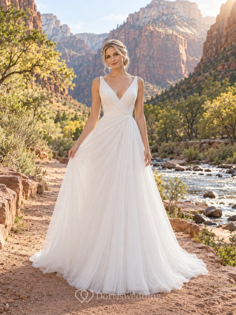Schlichtes, hochtailliertes, ärmelloses, plissiertes Tüll-Brautkleid in A-Linie, bodenlang, mit V-Ausschnitt