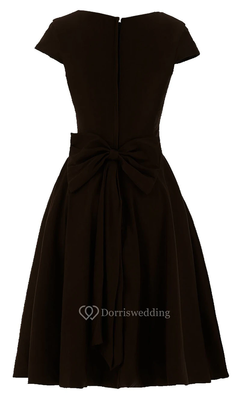 Kurzärmeliges, knielanges, plissiertes Chiffonkleid mit Schleife view 10
