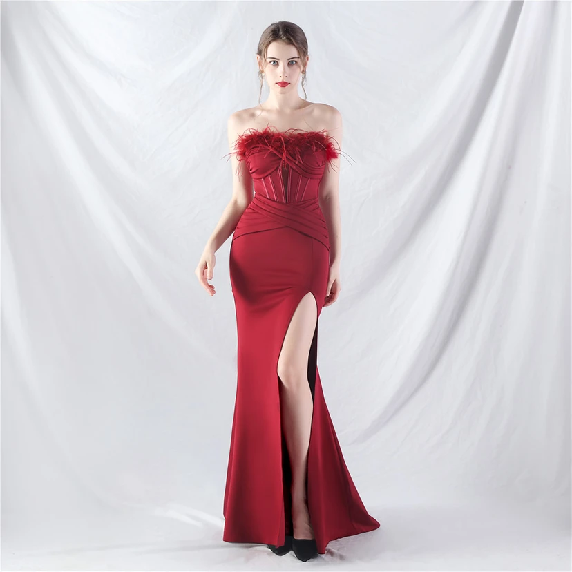 Fischgrätmusterweste, tailliertes Satinkleid mit Faltenwurf, handgefertigtes High-End-Abendkleid mit Straußenfedern video preview