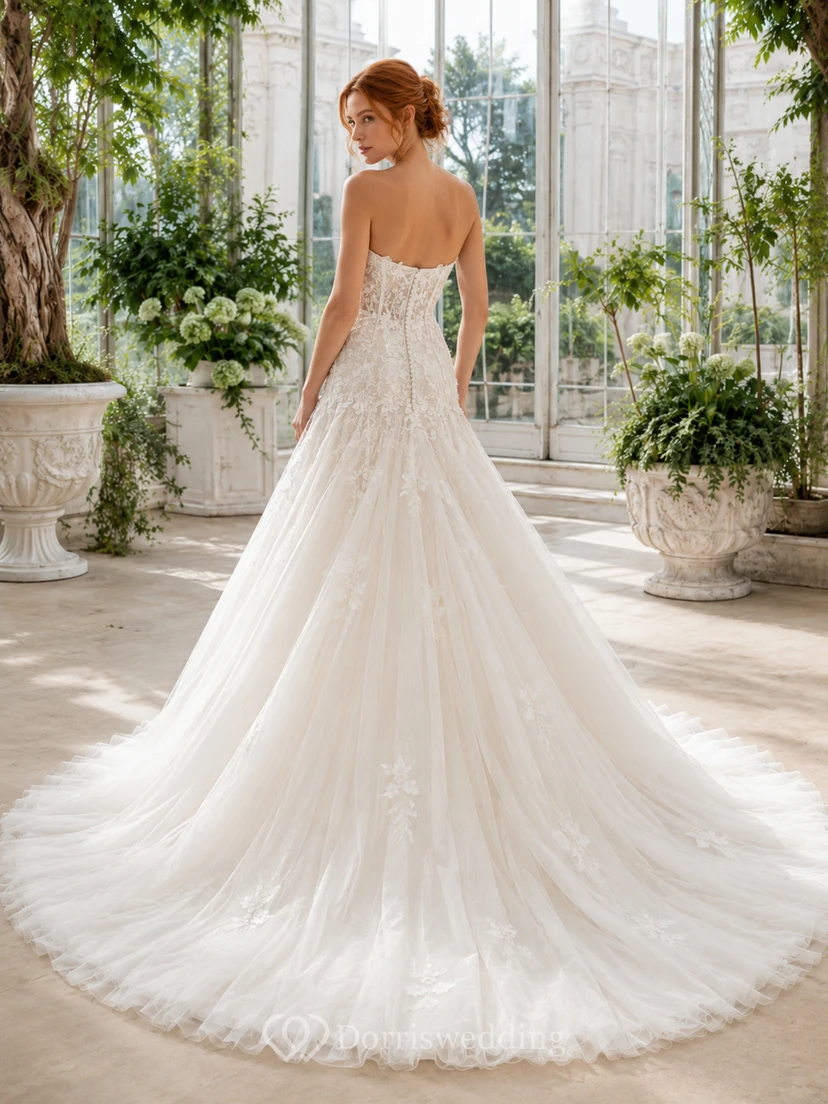 Robe de mariée bustier en dentelle florale et tulle, coupe trapèze, traîne chapelle view 2