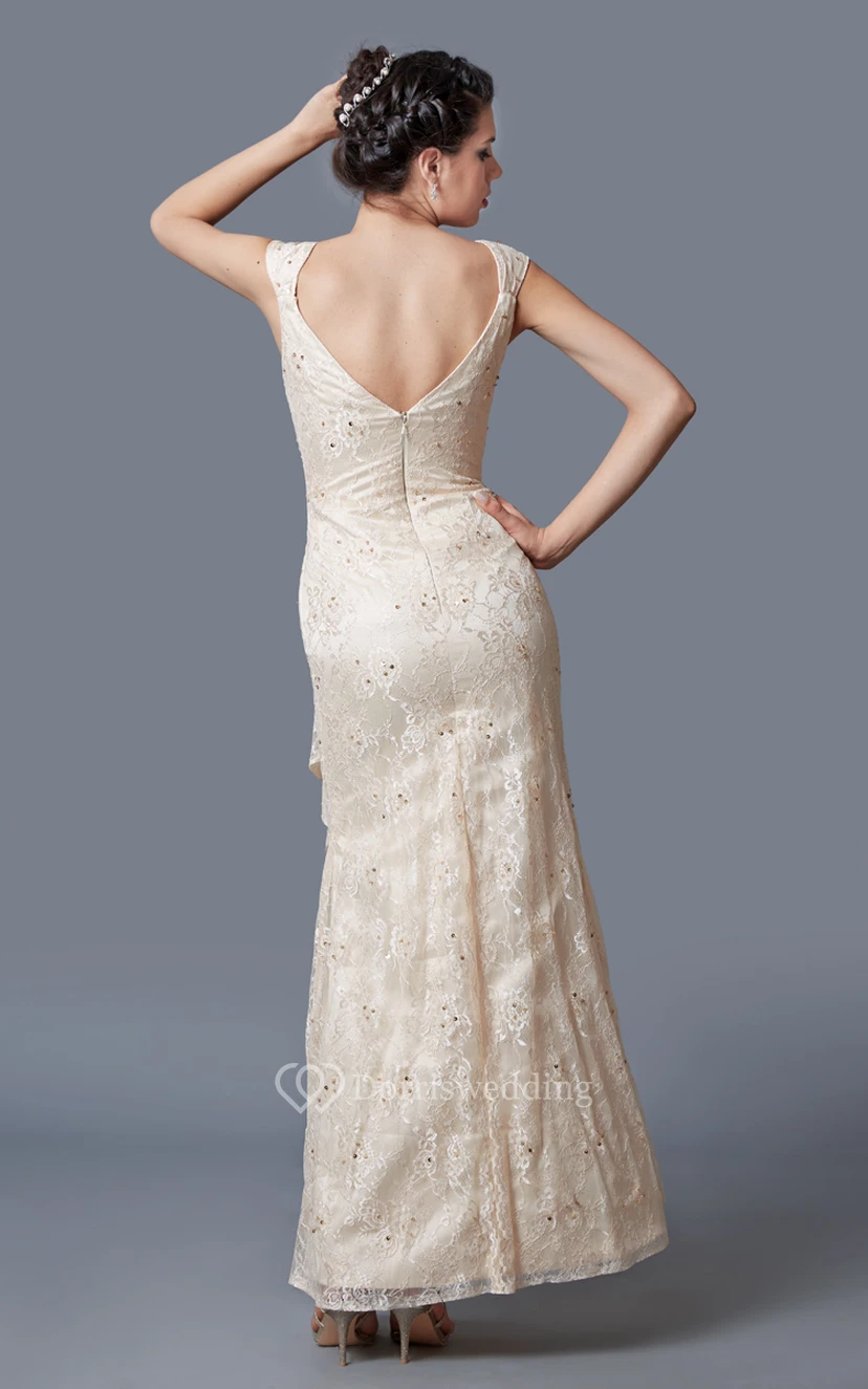 Glamouröses, langes Abendkleid mit Spitzenverzierungen und Raffungen view 3