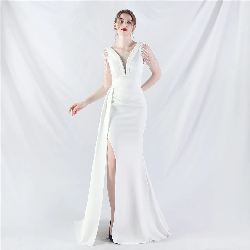 Ein Abendkleid aus insgesamt 8 Farben, gefertigt mit aufwendiger Satinfalttechnik und Perlenstickerei. view 56