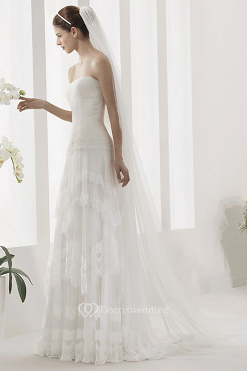 Vestido palabra de honor de tul con corpiño fruncido y cintura tipo joya.