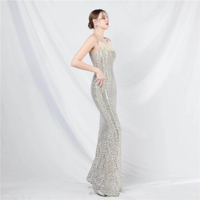 Robe de soirée de luxe ornée de plumes d'autruche et de sequins, idéale pour un banquet. view 59