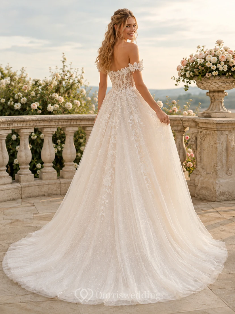 Robe de mariée trapèze en tulle et dentelle florale à épaules dénudées avec traîne chapelle view 2