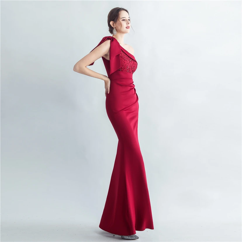 Elegantes Abendkleid aus Spitze mit Strassbesatz, Perlenverzierungen, schräger Schulterpartie, römischem Kragen und Seitenschlitz view 31