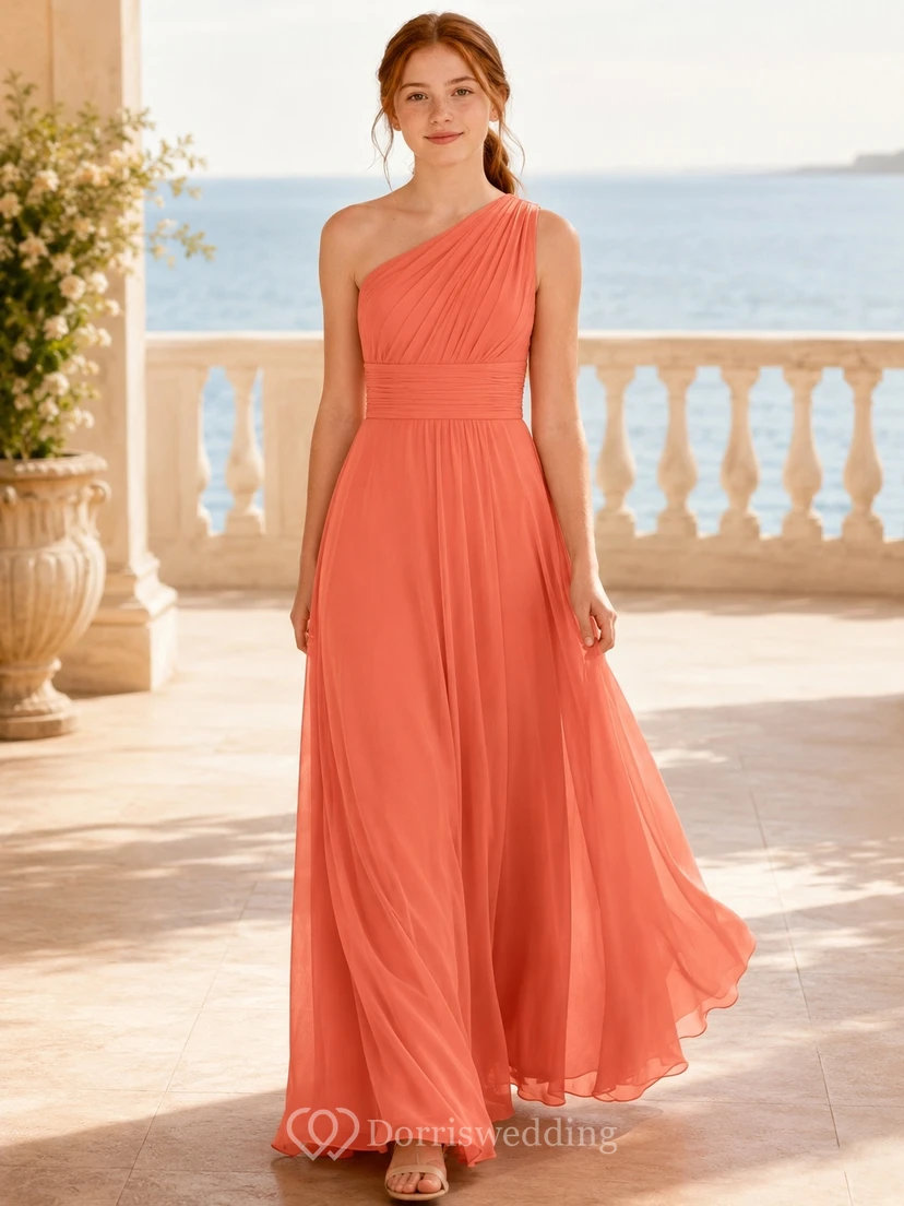 Vestido de dama de honor juvenil color coral, corte en A, largo hasta el suelo, un solo hombro, sin mangas, con drapeado en el hombro, estilo romántico.