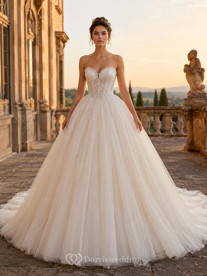 Robe de bal bustier en tulle ornée de perles, ornée d'un corset, pour un mariage de destination.