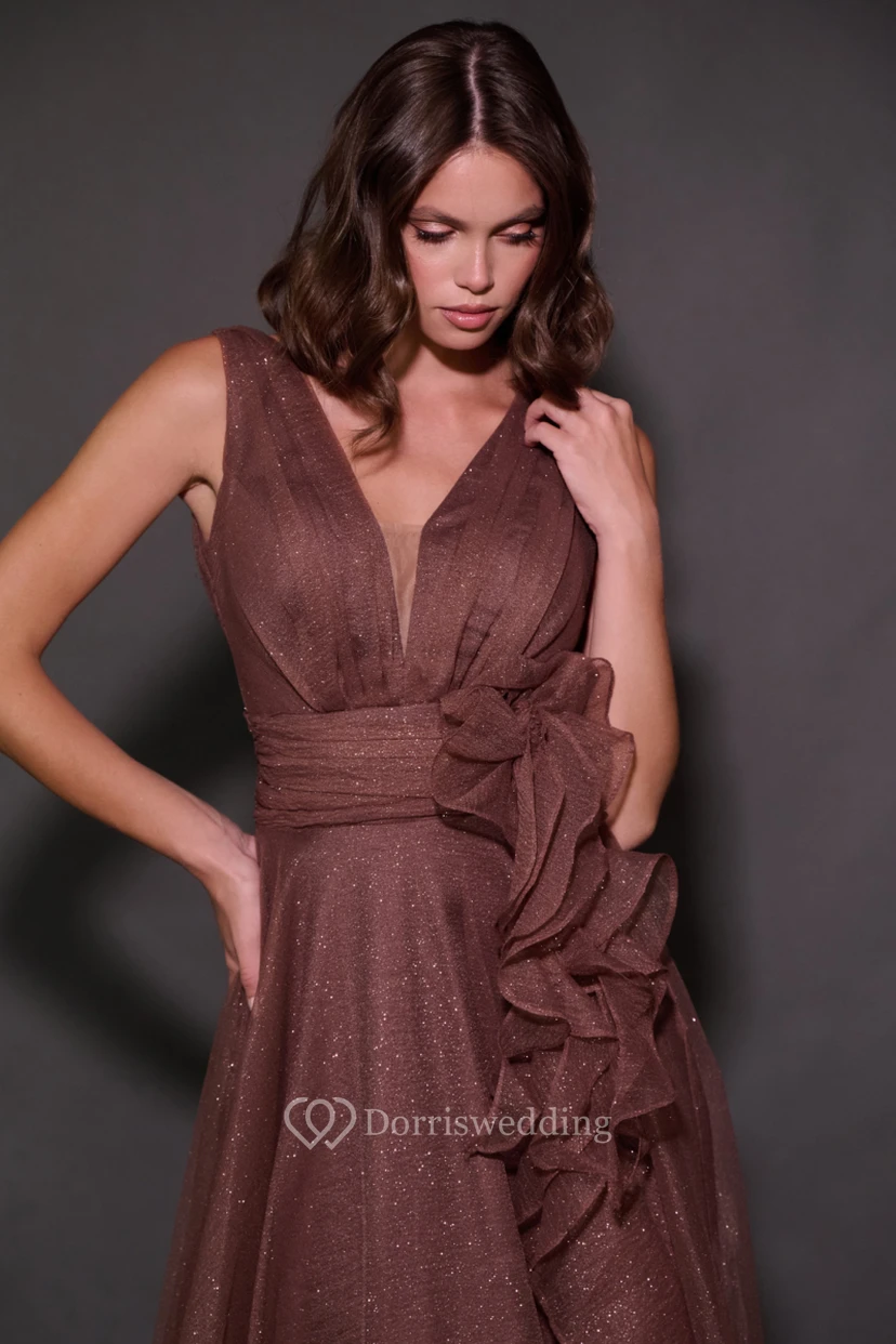 Vestido marrón sin mangas con escote en V y corte imperio fruncido view 3